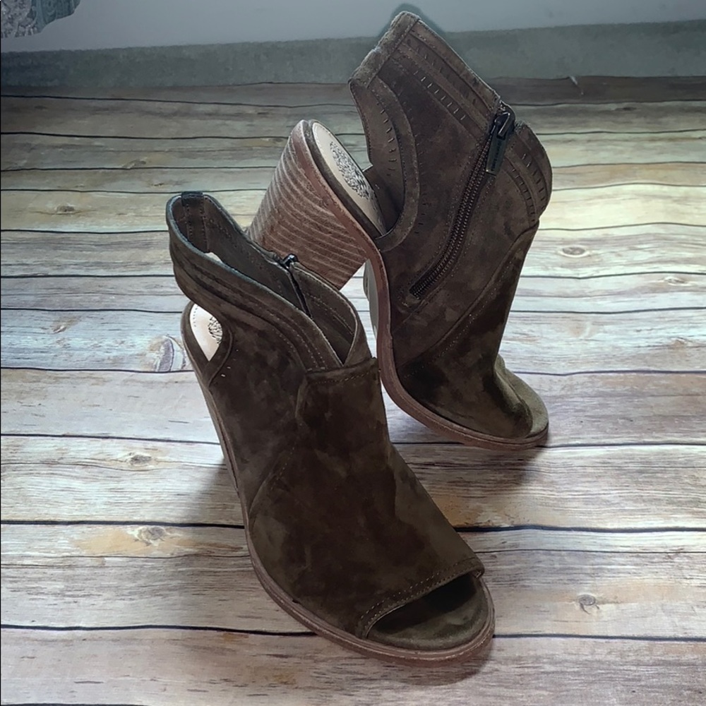 VINCE CAMUTO open toe stacked heel shoe